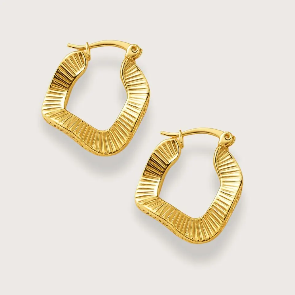 Ottilie forgyldte wavy hoops - bølgede øreringe i forgyldt stål — produktfoto