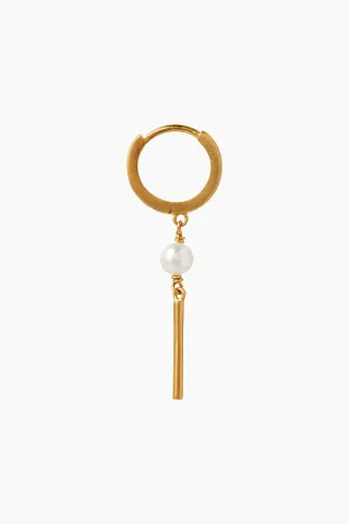 Huggie With Pin and Pearl - Gold - Stine A — produktfoto