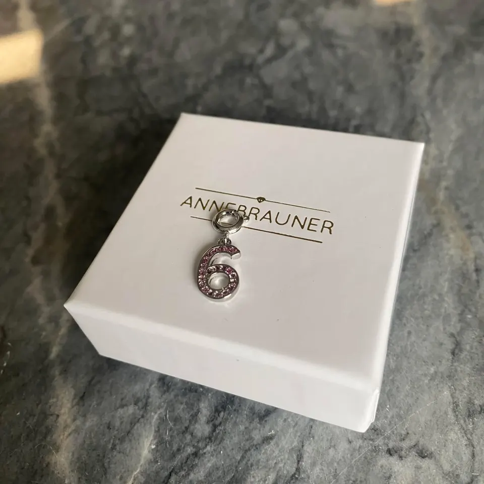ANNEBRAUNER Number 6 Charm — produktfoto