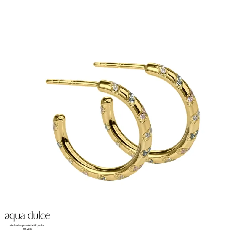 HELIX, 20 mm. hoops i forgyldt sterling sølv med snoet zirkonia i pastel farver. — produktfoto