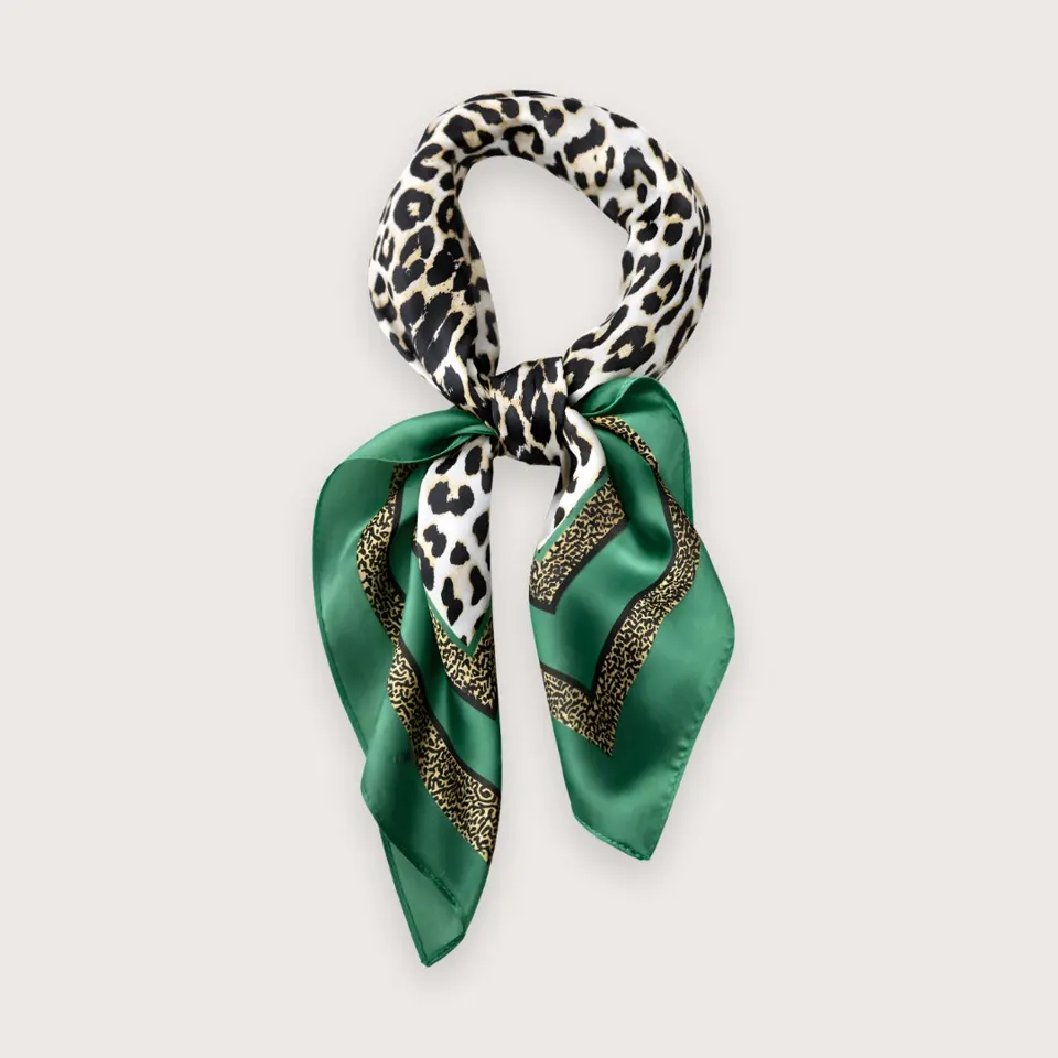 Cassandra satintørklæde med leoprint og grøn kant — produktfoto