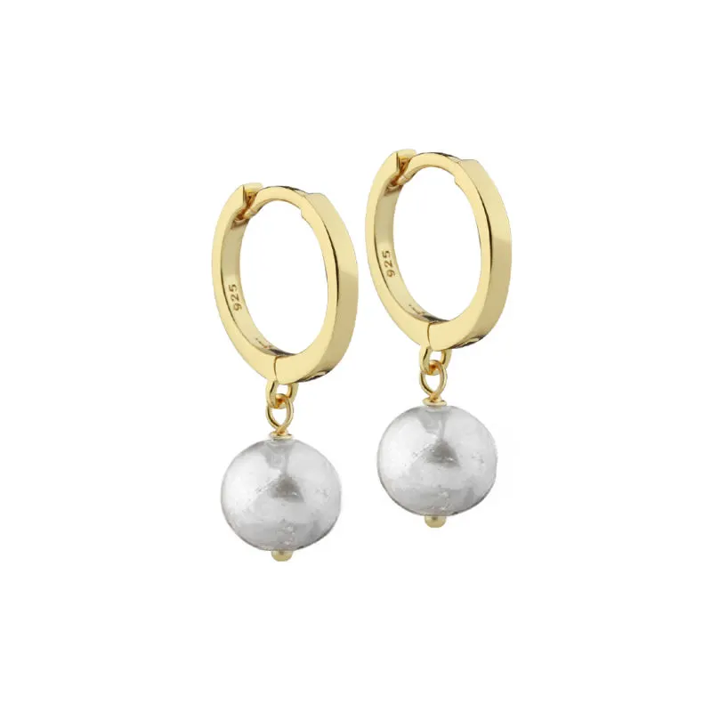 WHISPER PEARL HOOP | GOLDEN — produktfoto