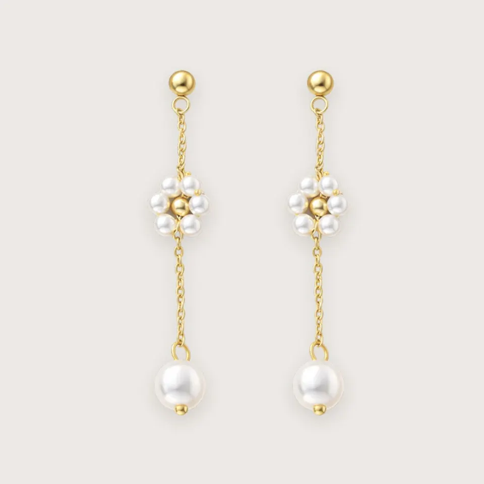 Daisy drop earrings  18k forgyldte perleøreringe — produktfoto