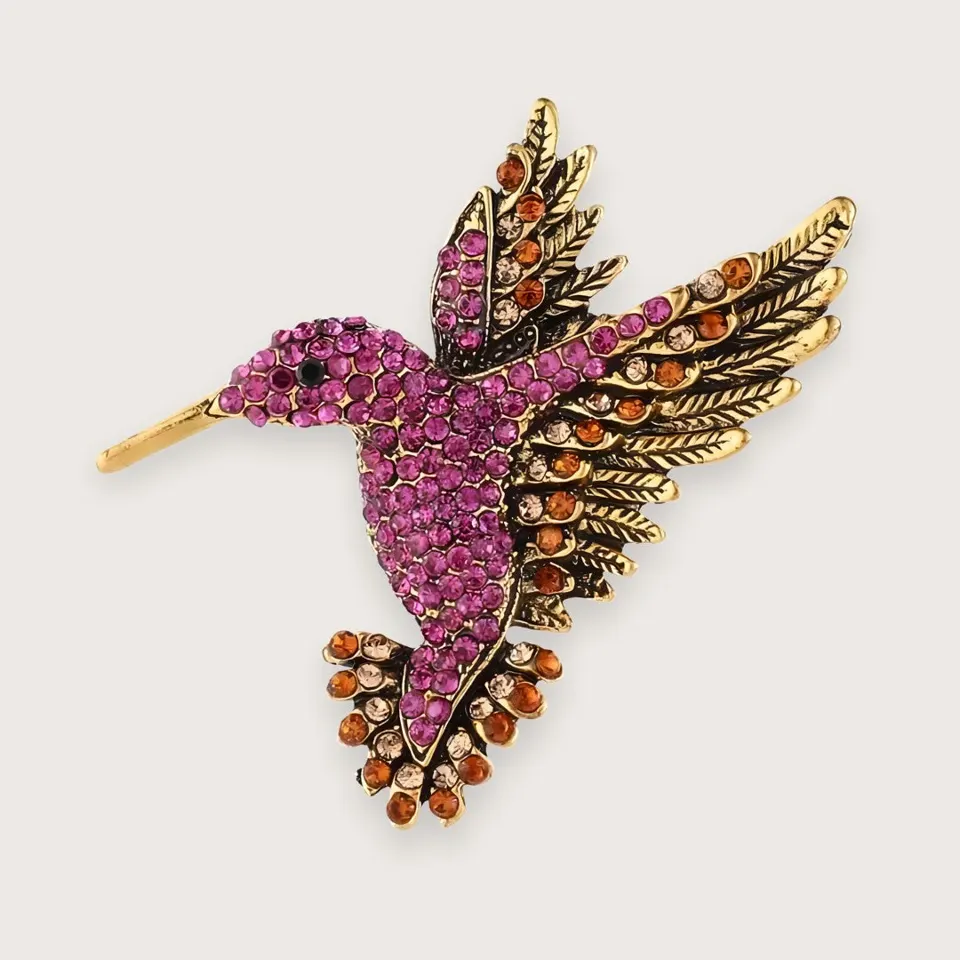 Emi guldfarvet kolibri-broche med pink rhinsten - Chant du Matin — produktfoto