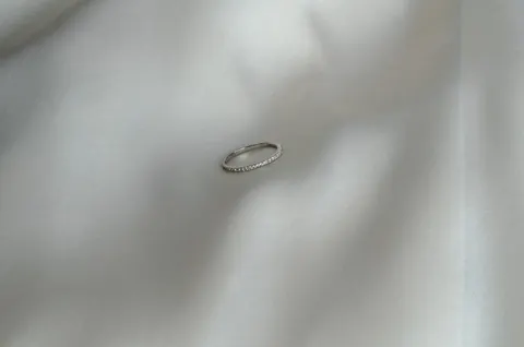 Petit Eternity ring  Hvid Topas — produktfoto