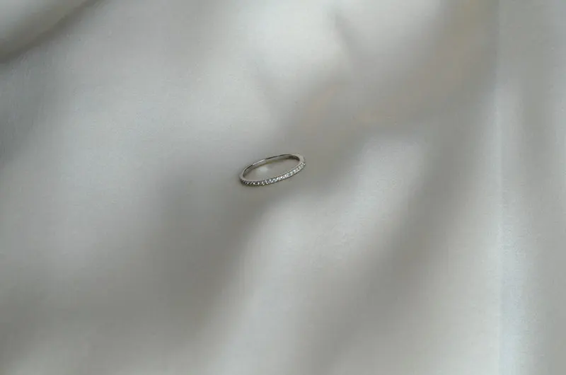 Petit Eternity ring  Hvid Topas — produktfoto