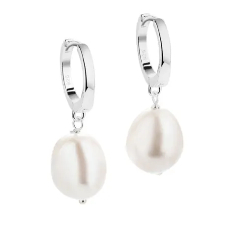 *MAREN PEARL BIG, 13 mm. blanke klik creoler med 12 mm. ferskvandsperle vedhæng. — produktfoto