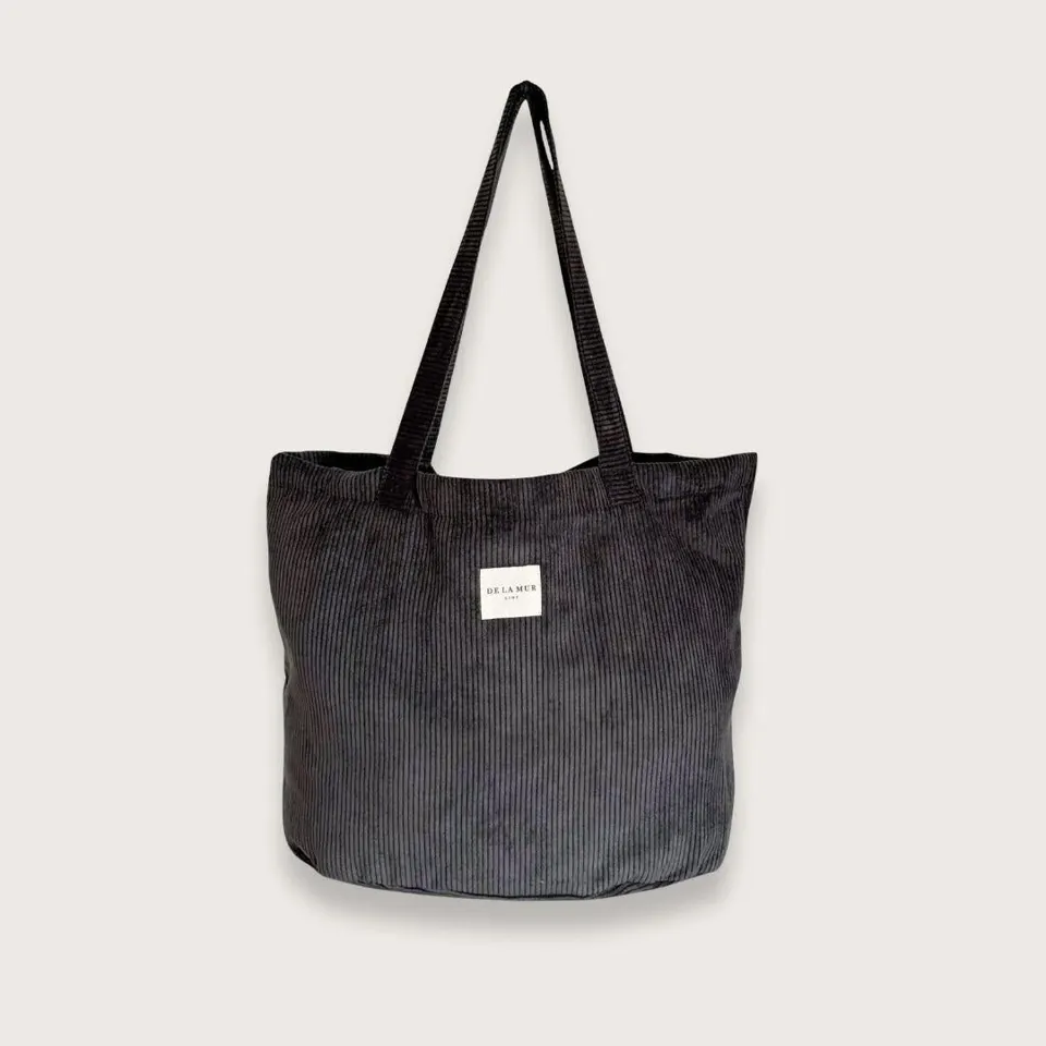 Stor tote bag i gråt fløjl   Rummelig taske til skole og weekendture — produktfoto