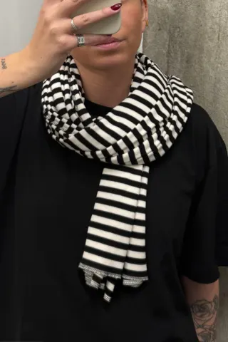 NPS Scarf Interlock 2 - Black/Ecru - Nørgaard på Strøget — produktfoto