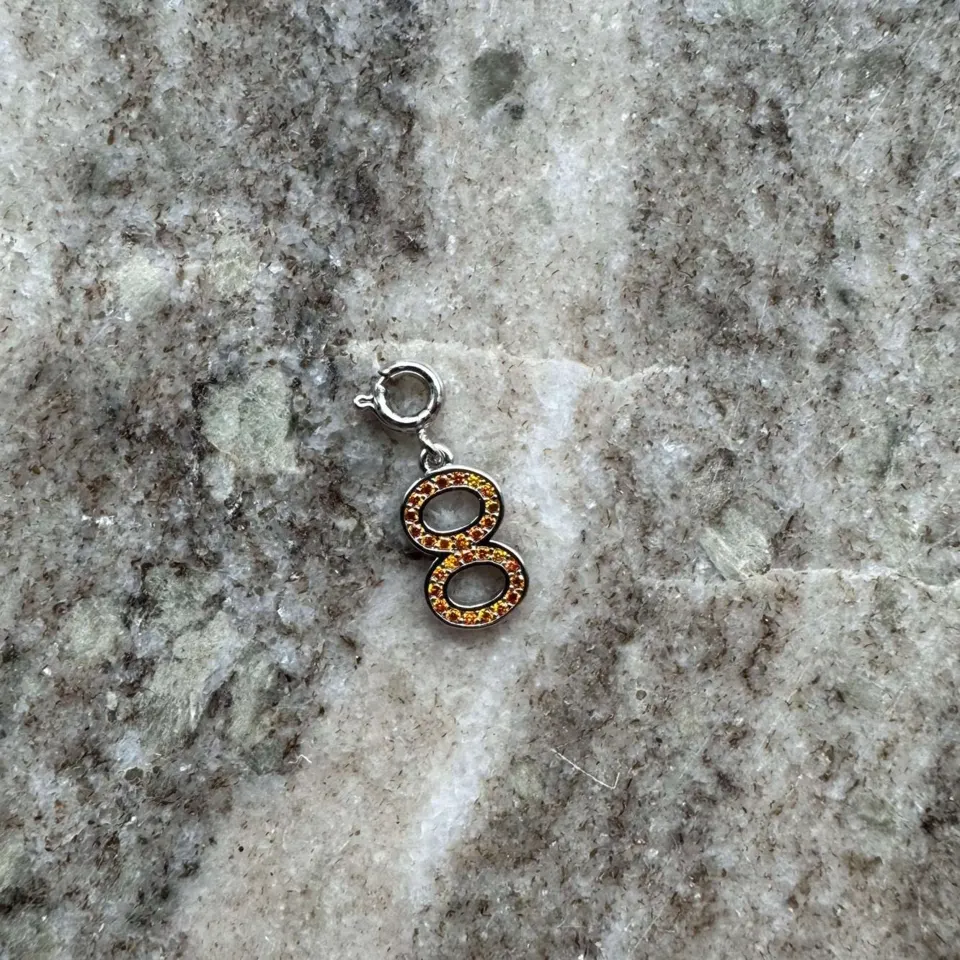 ANNEBRAUNER Number 8 Charm — produktfoto