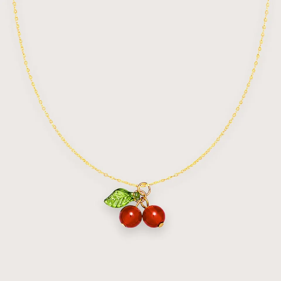 Kira 18k forgyldt halskæde med kirsebærvedhæng — produktfoto