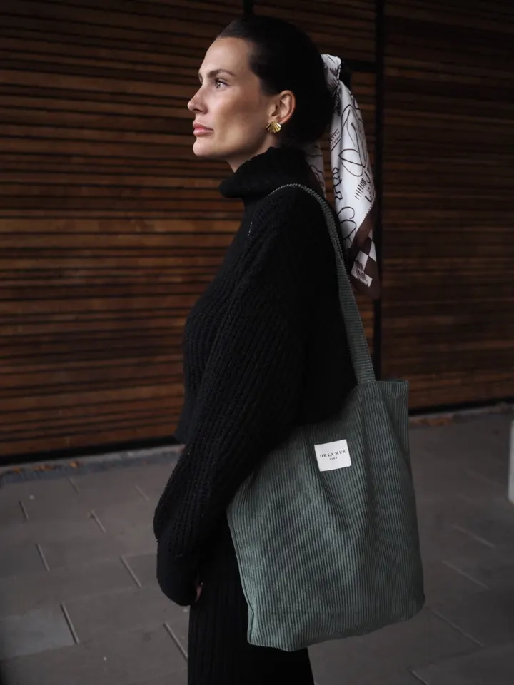 Chantilly  Lille tote bag i mørkegrønt bomuldsfløjl med skulderstropper — produktfoto