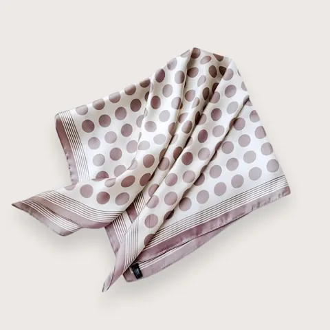 Elizabeth satintørklæde med polkaprikker i lavendel — produktfoto
