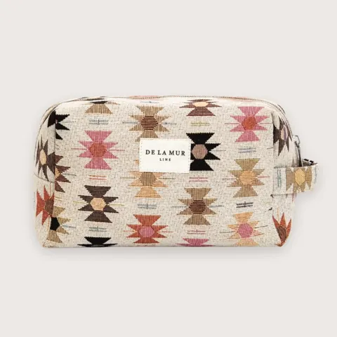 Rummelig toilettaske i æstetisk design  Beige makeuptaske til piger — produktfoto