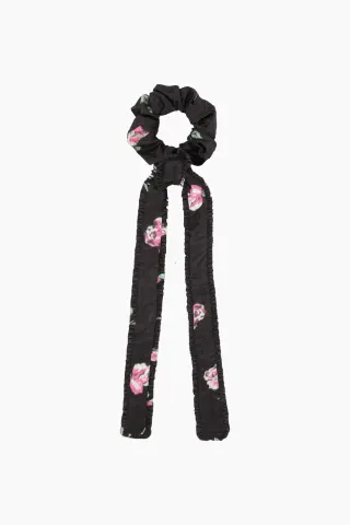 Crinkled Satin Frill Bow Scrunchie - Black - GANNI — produktfoto
