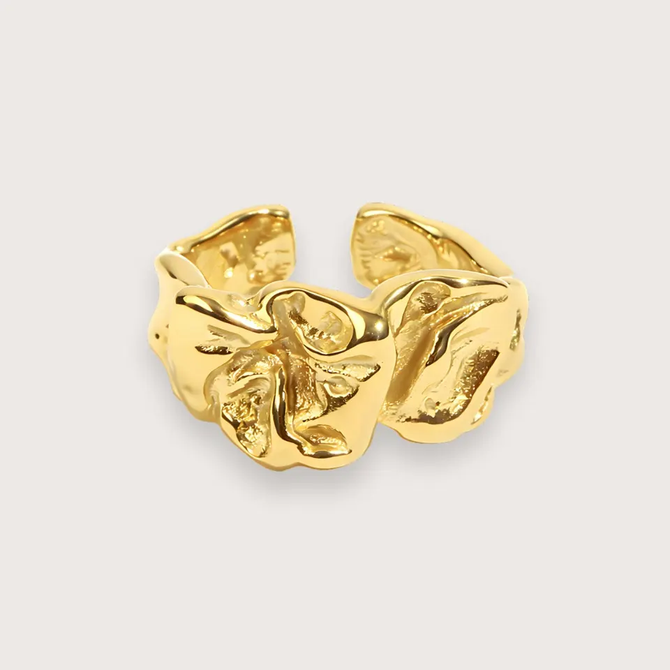 Lana forgyldt ring - Skulpturel 18k guldbelagt ring i stål — produktfoto