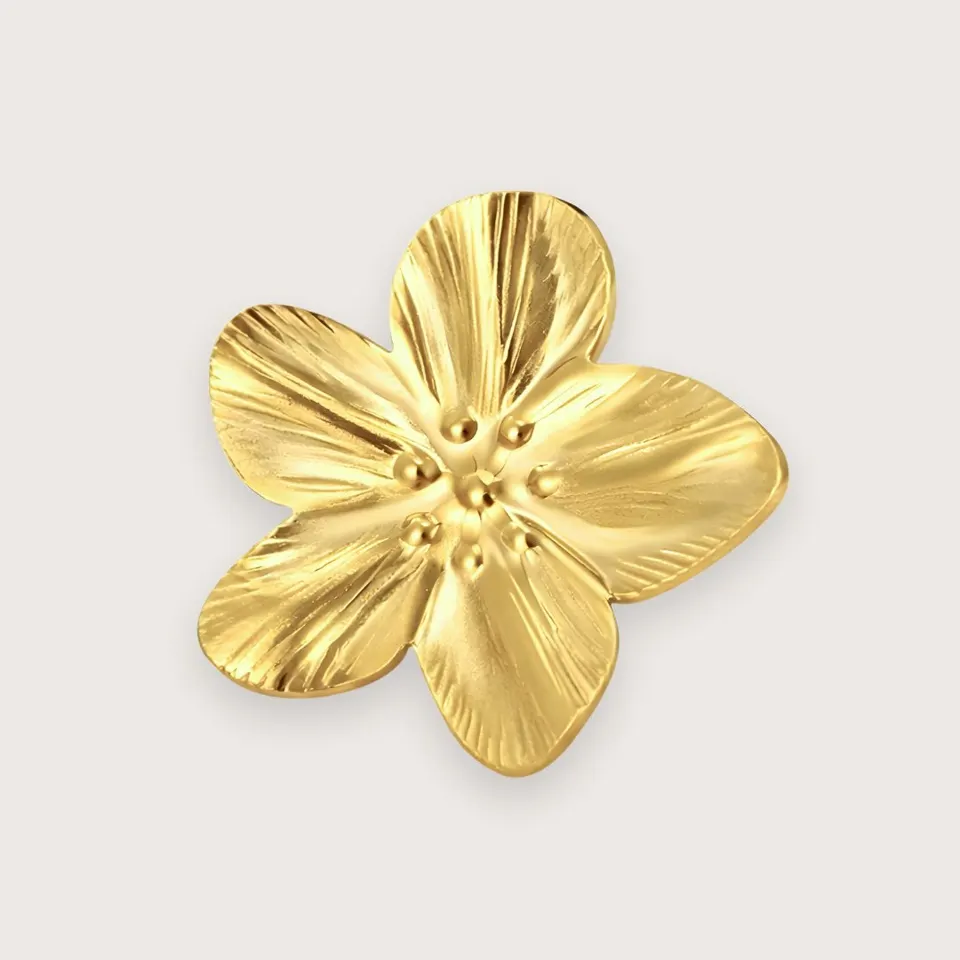 Blomsterbroche i guldfarvet stål | Brocher og accessories 2026 — produktfoto