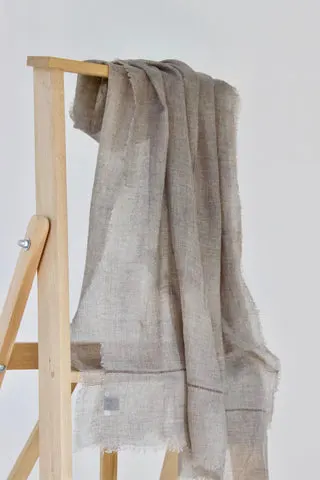 Gråt delikat tørklæde i cashmere blend — produktfoto