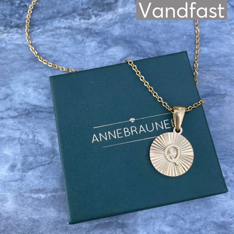 ANNEBRAUNER Sun Burst Letter Halskæde 18K Guldbelagt - A — produktfoto
