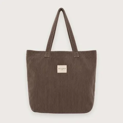 Stor tote bag i brunt fløjl fra De La Mur  Rummelig mulepose — produktfoto