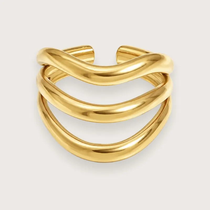 Freya 18k forgyldt ring med tre bølgede bånd — produktfoto