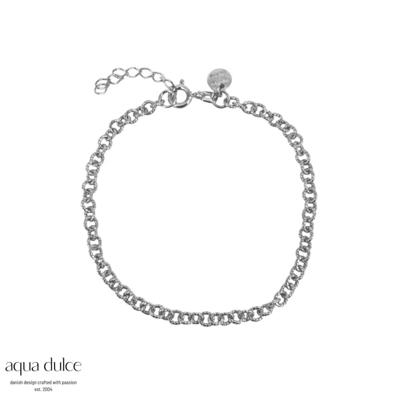 BALOO ANKLET, Ankelkæde i sterling sølv med runde led med linier i. 22 + 4 cm. — produktfoto