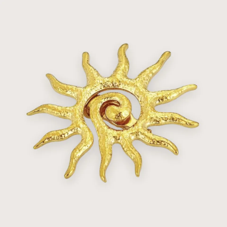 Sol-broche i guldfarvet stål | Brocher og accessories 2026 — produktfoto