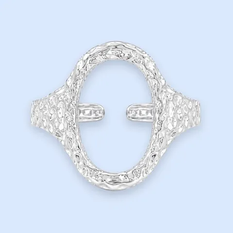 Elvira oval ring i sølvbelagt banket stål  · Vandfaste smykker — produktfoto