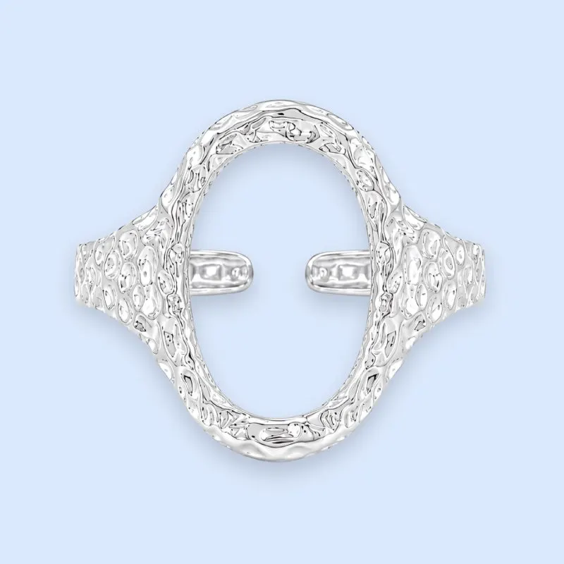 Elvira oval ring i sølvbelagt banket stål  · Vandfaste smykker — produktfoto