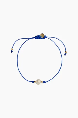 Petit Pearl Berrie Bracelet - Electric Blue Ribbon - Stine A — produktfoto