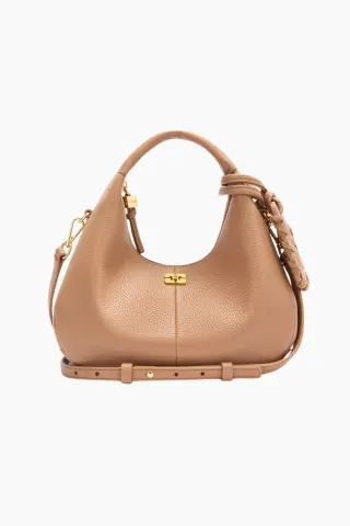 Hobo Mini Grained C1040004 - Tawny Birch - GANNI — produktfoto