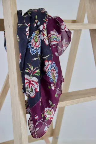 Bordeaux og sort blomstret silke tørklæde — produktfoto