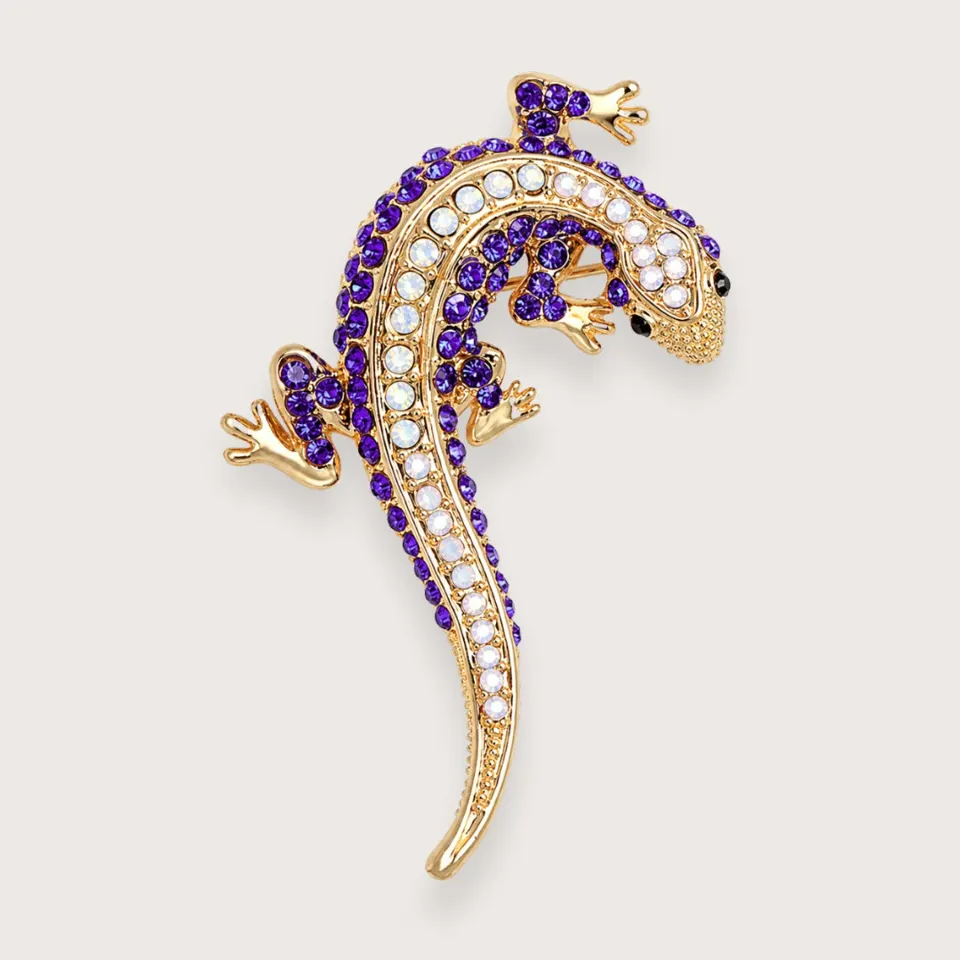 Y2K guldfarvet gekko-broche med lilla rhinsten · Trendbrocher 2026 — produktfoto