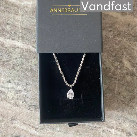 ANNEBRAUNER Swirl Drop Halskæde — produktfoto