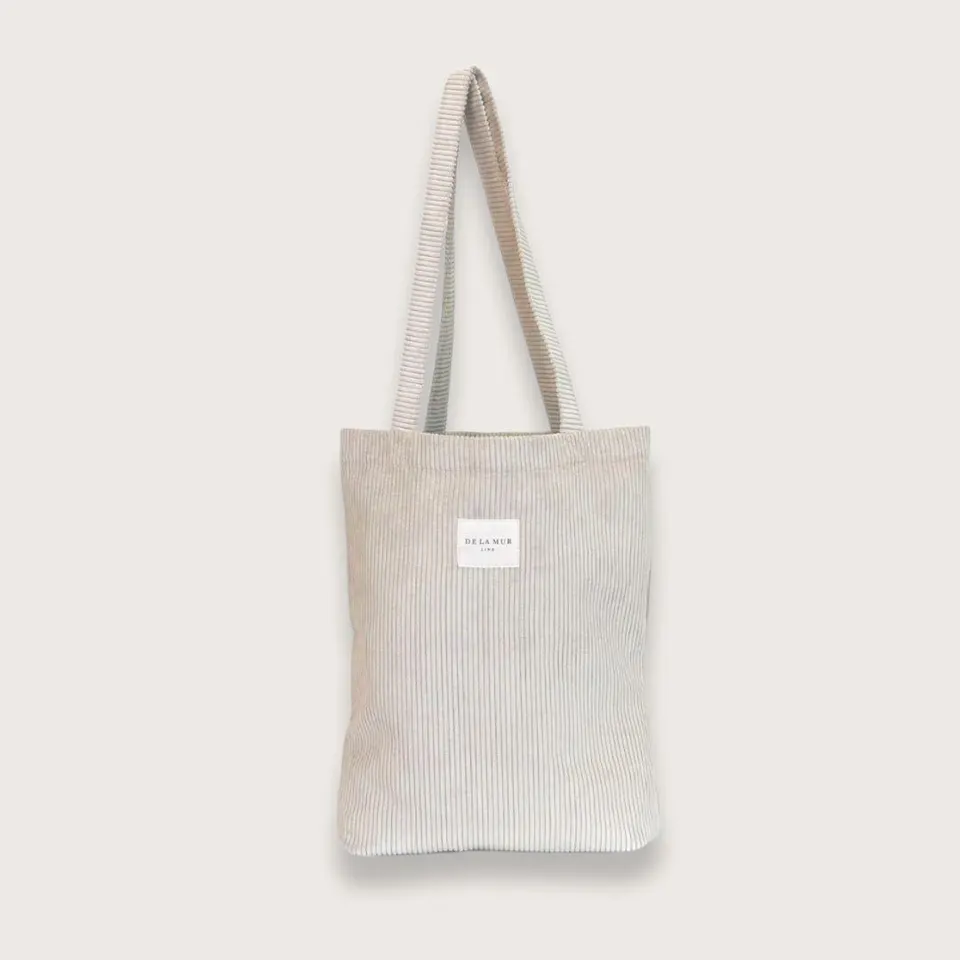 Calais - Lille tote bag i beige bomuldsfløjl og håndsyet i Spanien — produktfoto